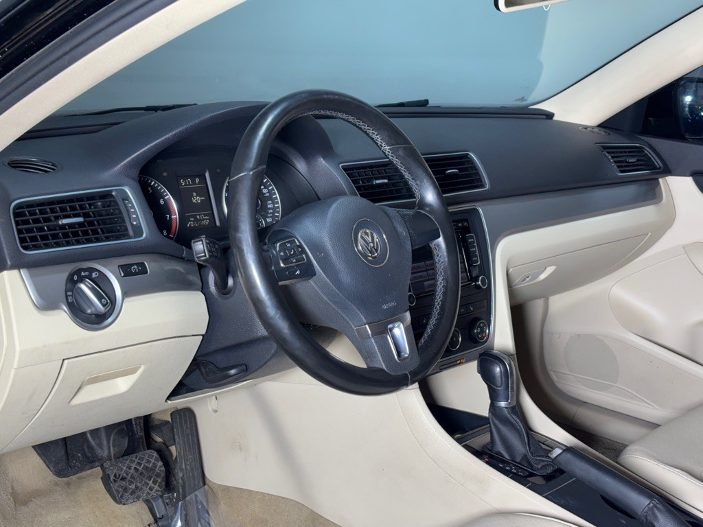 2015 Volkswagen Passat Image 25