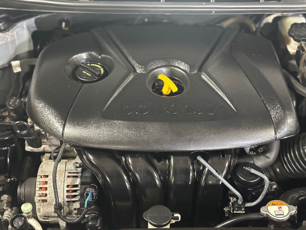 2016 Hyundai Elantra Image 32