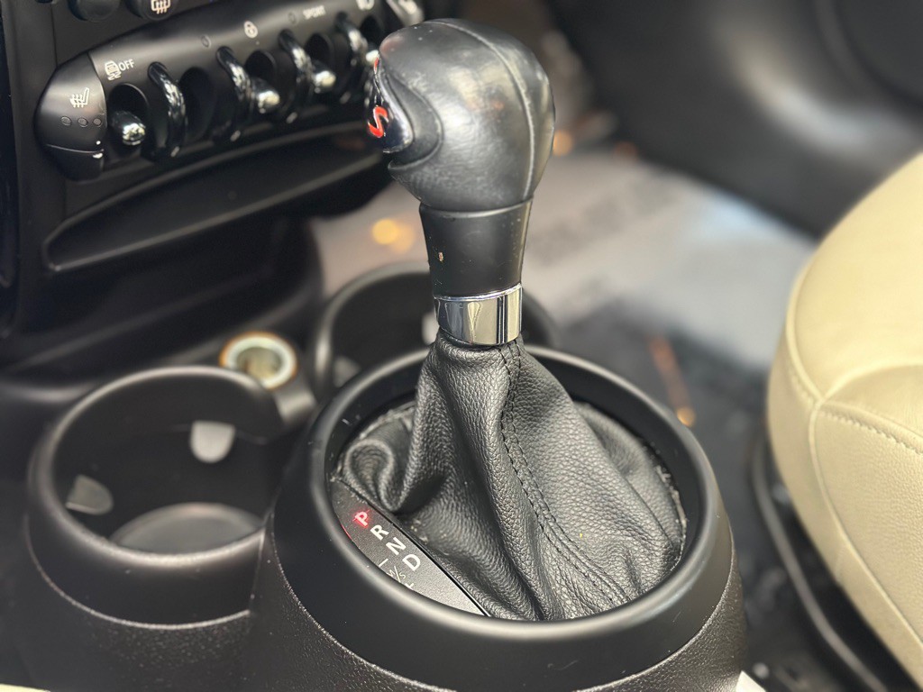 2014 MINI Cooper Image 17