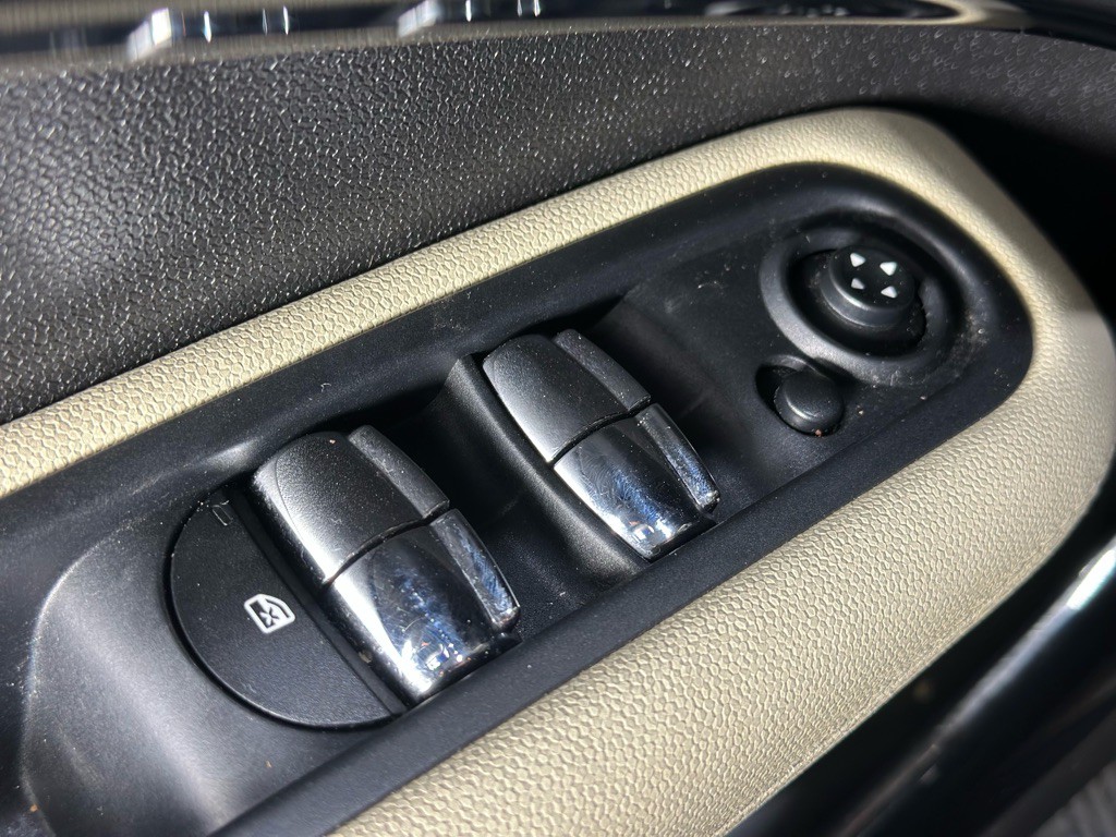 2014 MINI Cooper Image 26