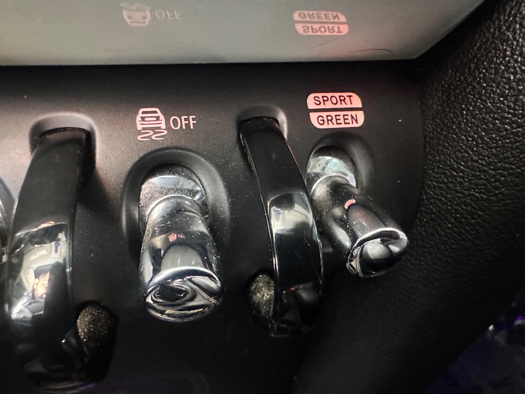 2018 MINI Cooper Image 32