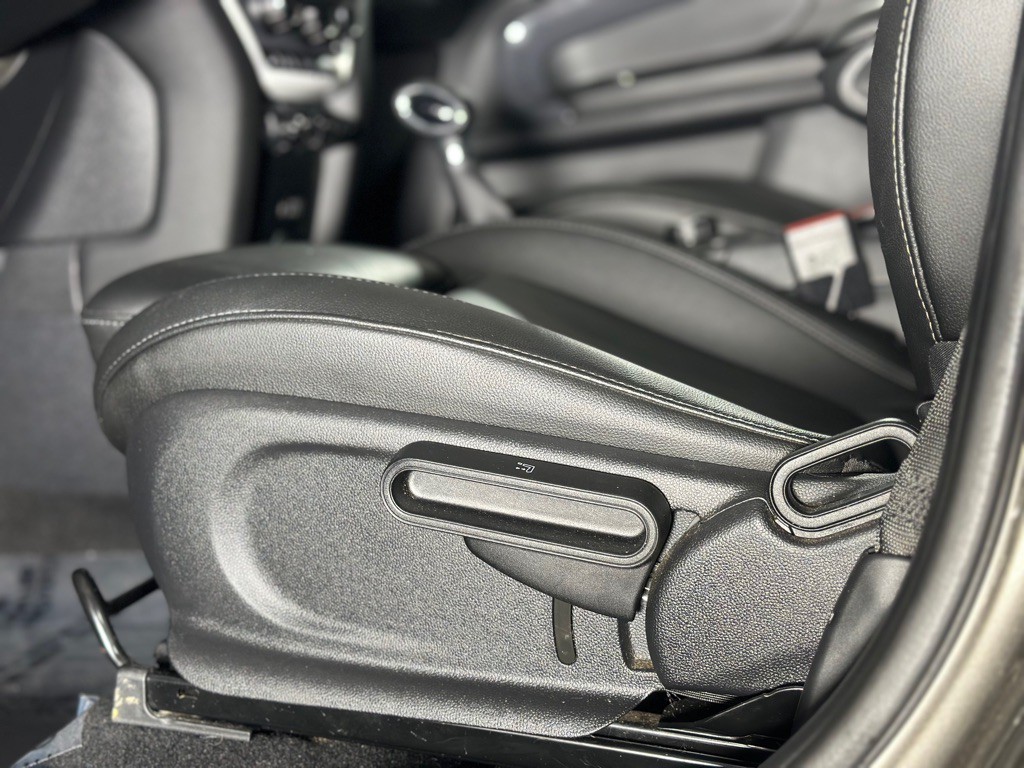 2018 MINI Cooper Image 26