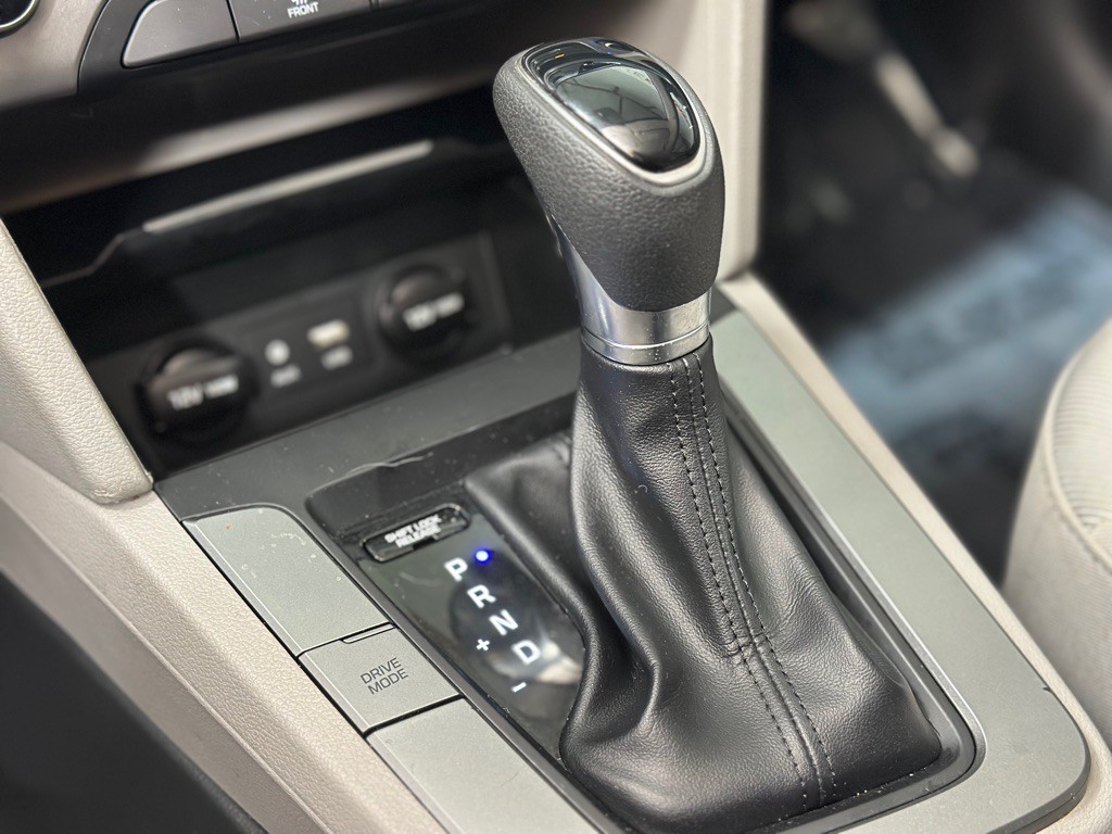 2018 Hyundai Elantra Image 17