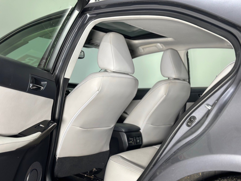 2015 Lexus IS Image 11