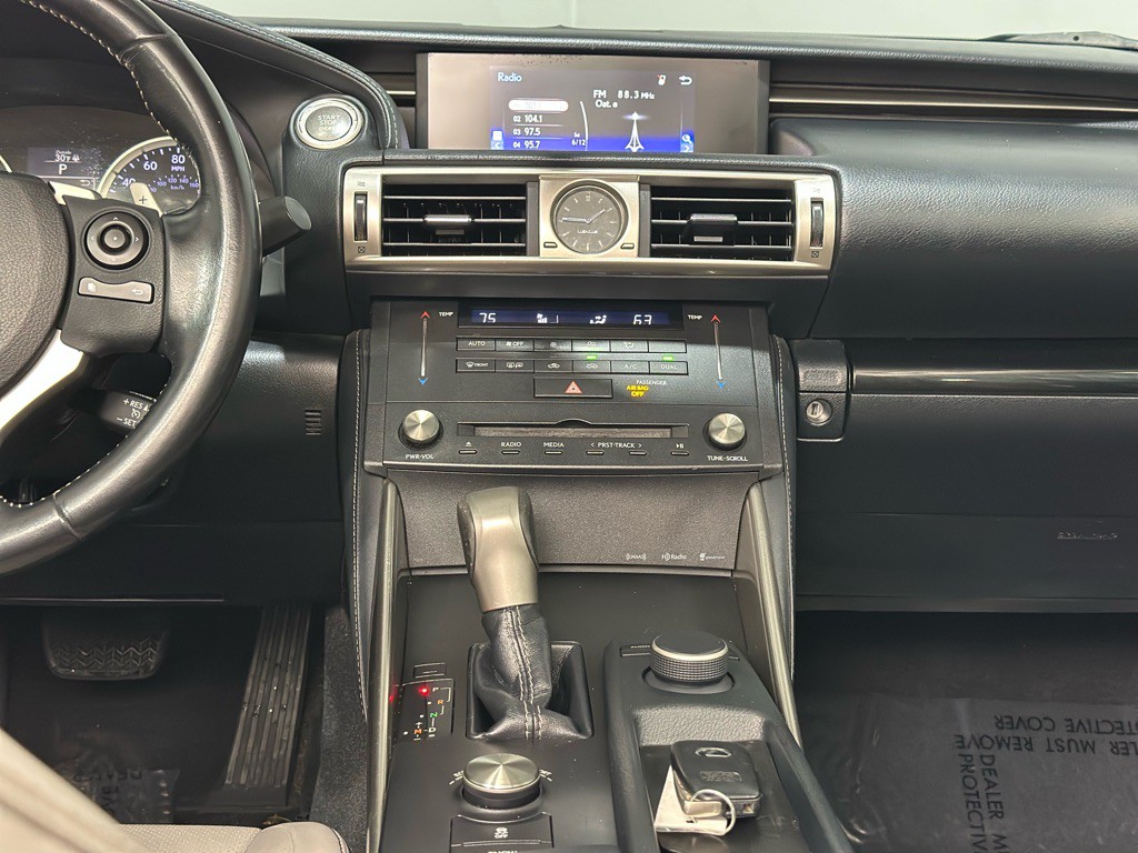 2015 Lexus IS Image 15