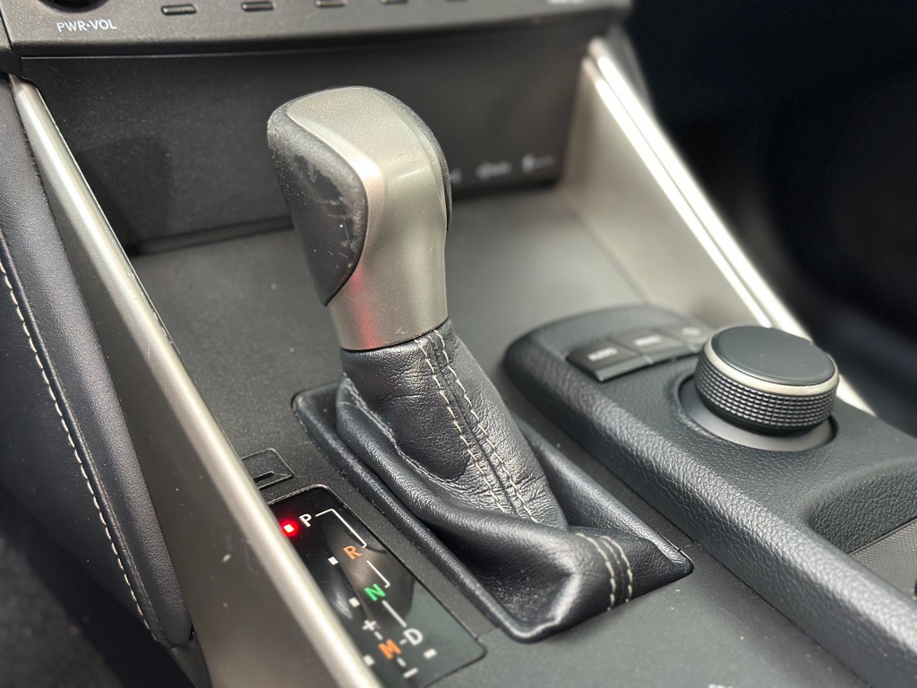 2015 Lexus IS Image 19