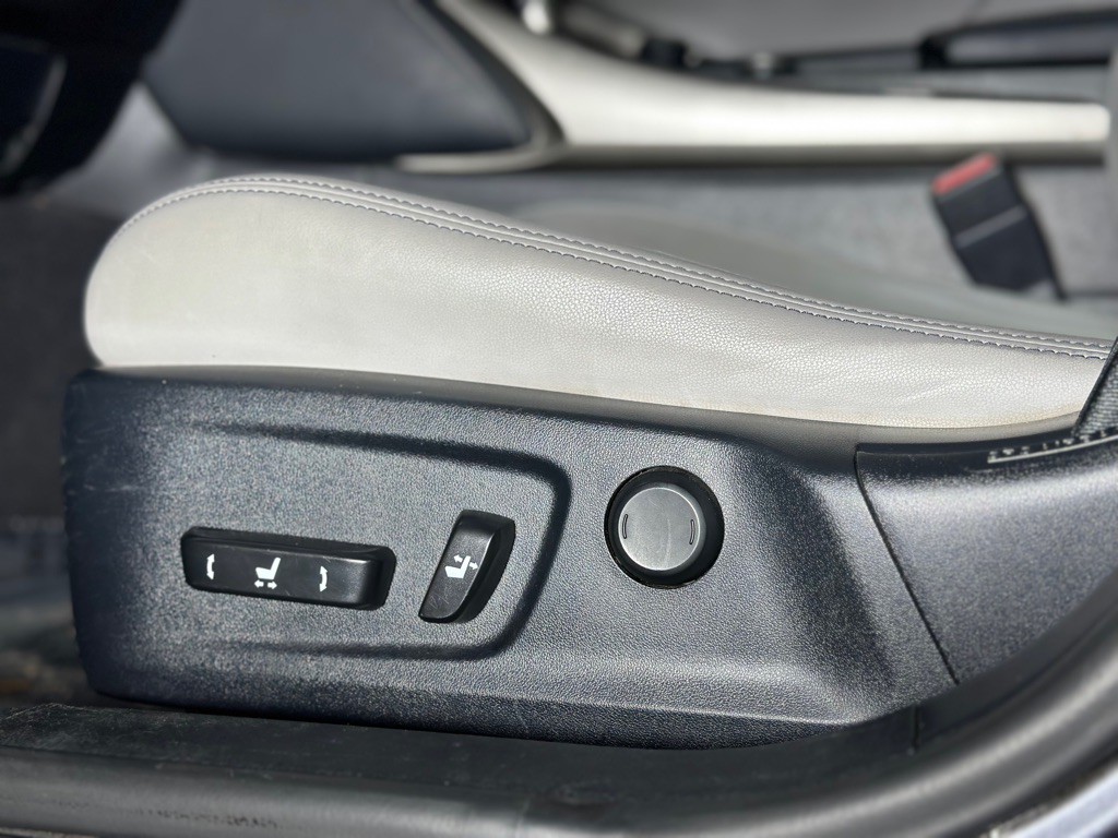 2015 Lexus IS Image 24