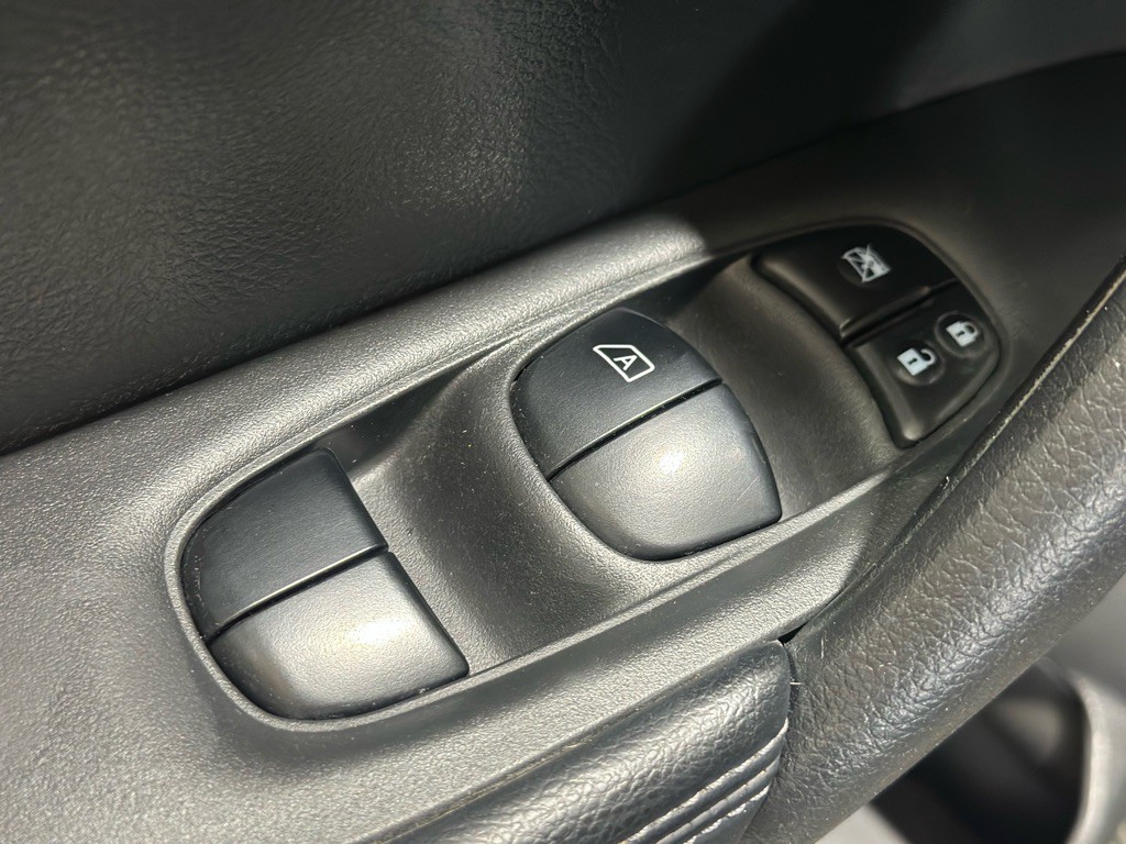 2016 Nissan Rogue Image 32