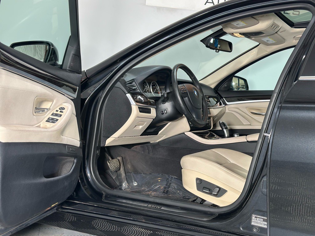 2013 BMW 5 Series Image 9