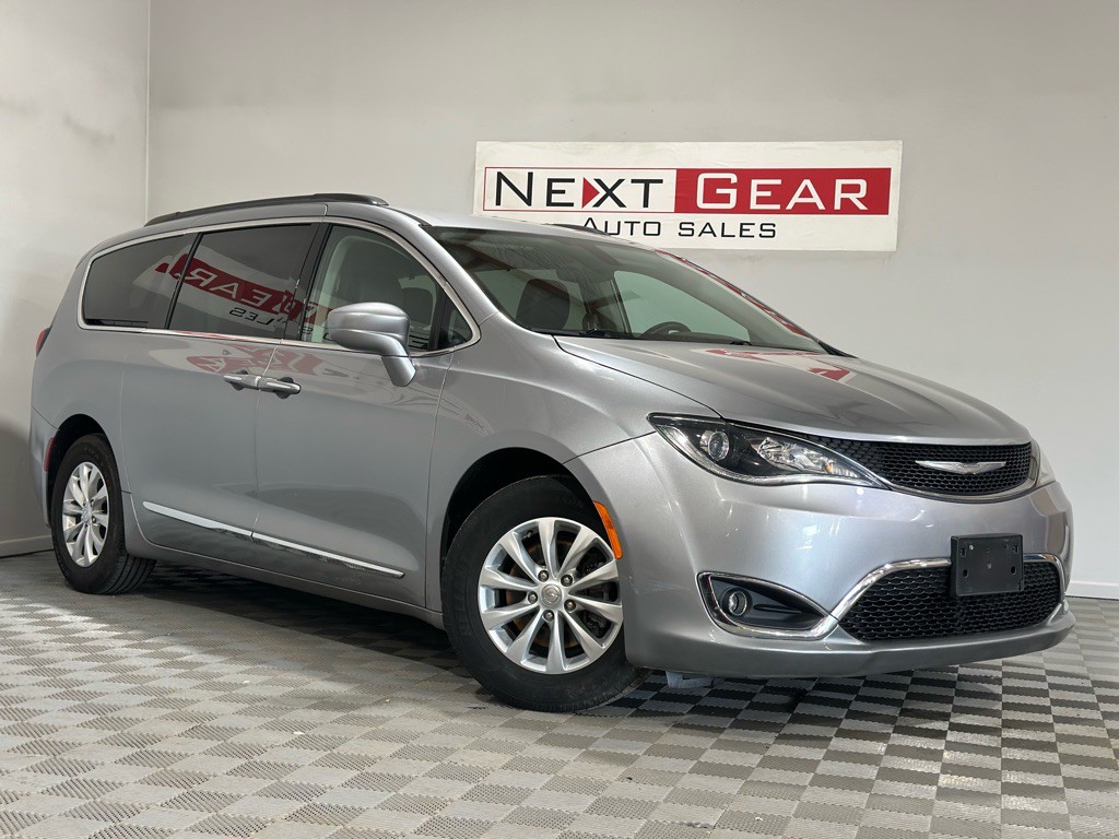 2017 Chrysler Pacifica Image 1