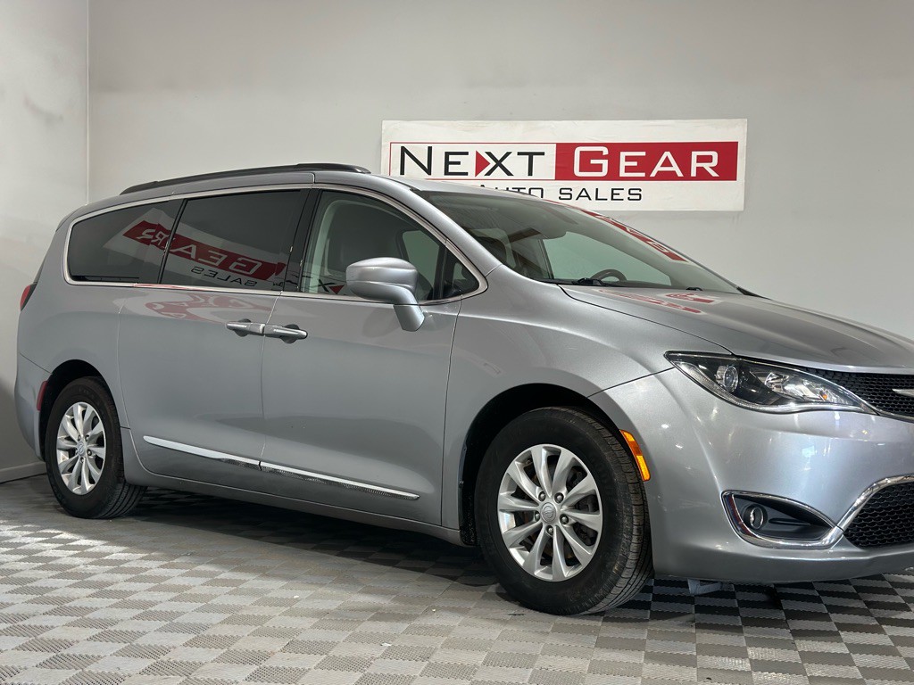 2017 Chrysler Pacifica Image 2