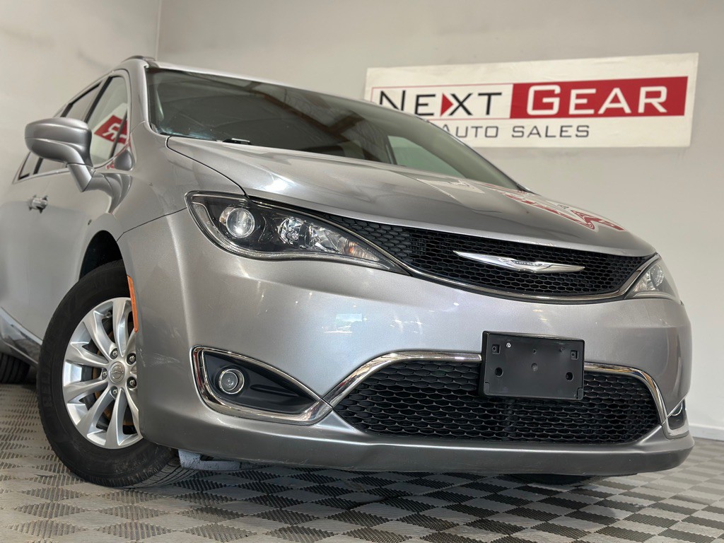 2017 Chrysler Pacifica Image 3