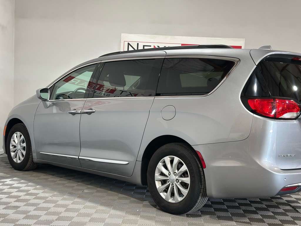 2017 Chrysler Pacifica Image 6