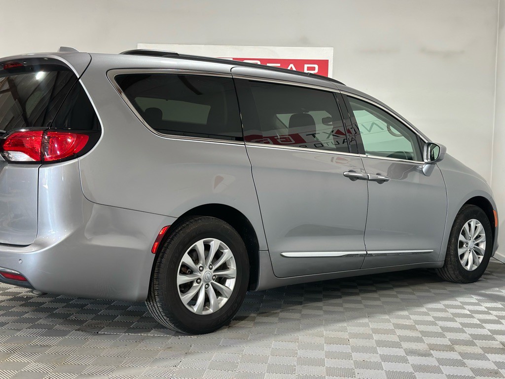 2017 Chrysler Pacifica Image 8