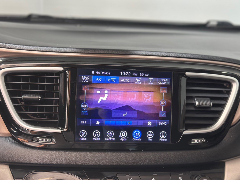 2017 Chrysler Pacifica Image 32