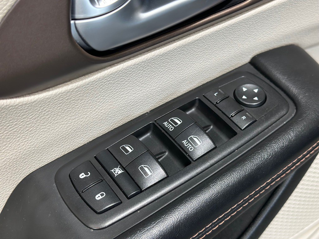 2017 Chrysler Pacifica Image 38