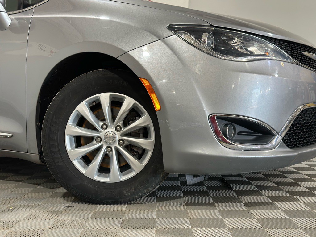 2017 Chrysler Pacifica Image 46