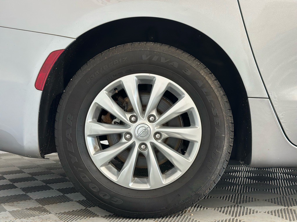 2017 Chrysler Pacifica Image 47