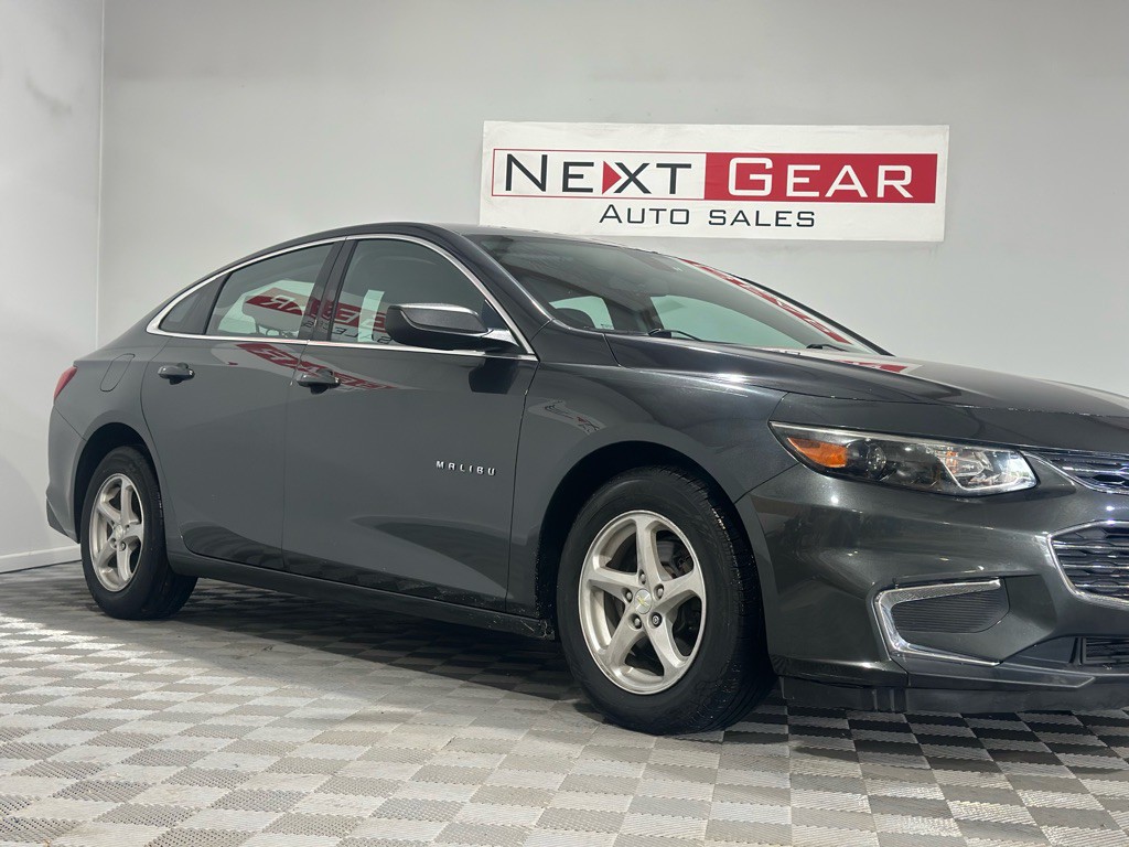 2017 Chevrolet Malibu Image 2