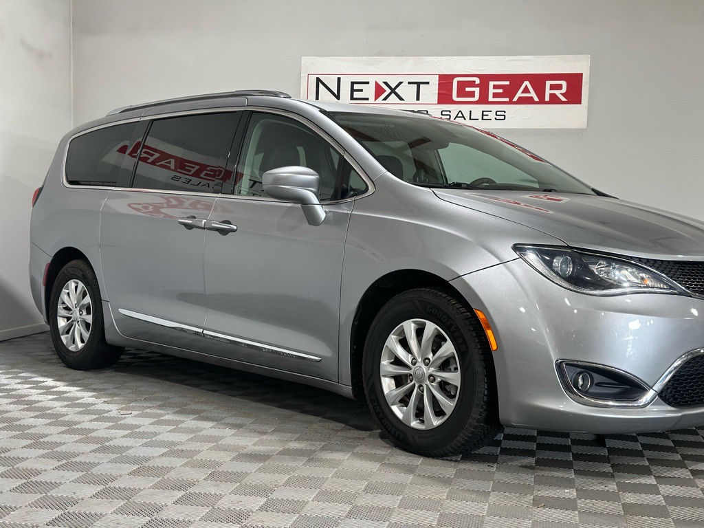 2018 Chrysler Pacifica Image 2