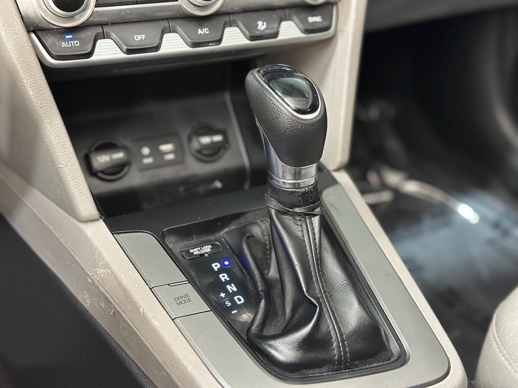2020 Hyundai Elantra Image 19