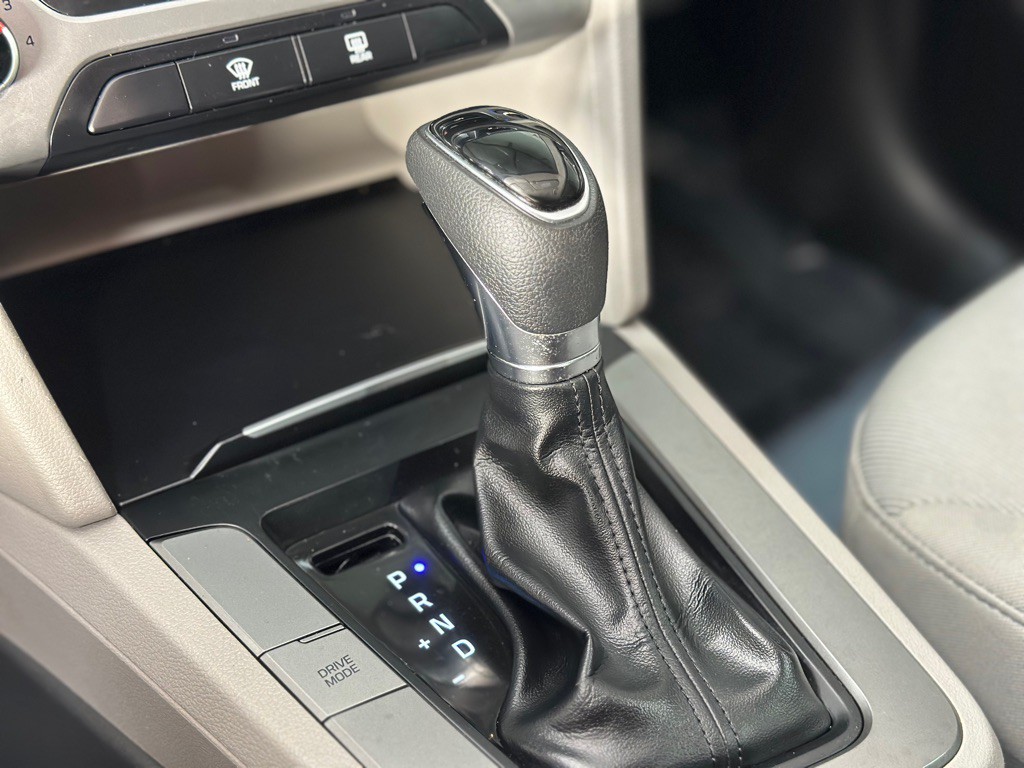 2017 Hyundai Elantra Image 20