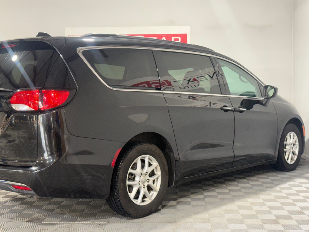 2017 Chrysler Pacifica Image 8