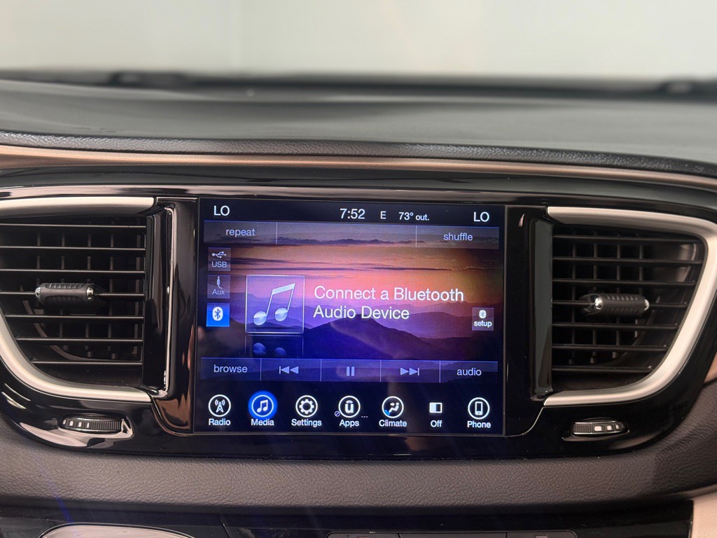 2017 Chrysler Pacifica Image 15