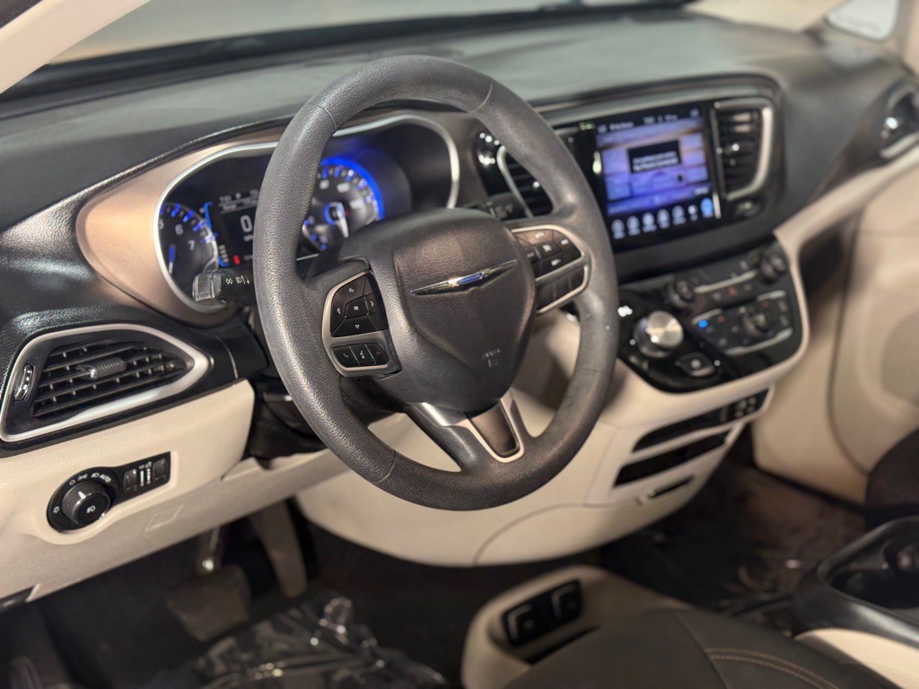 2017 Chrysler Pacifica Image 28