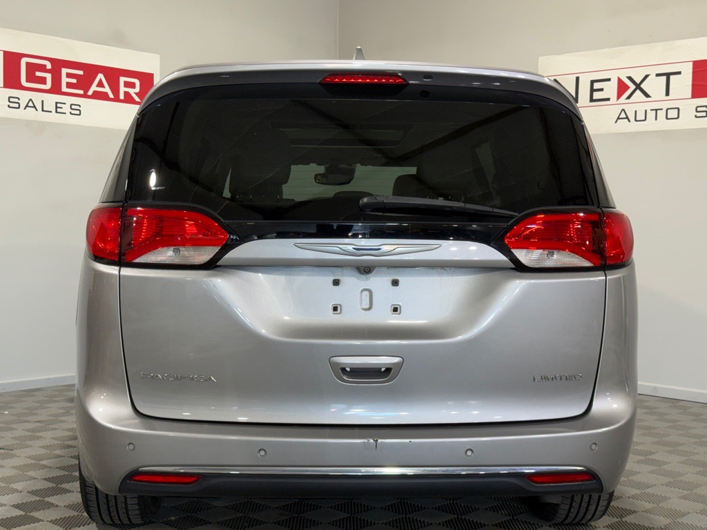2017 Chrysler Pacifica Image 8