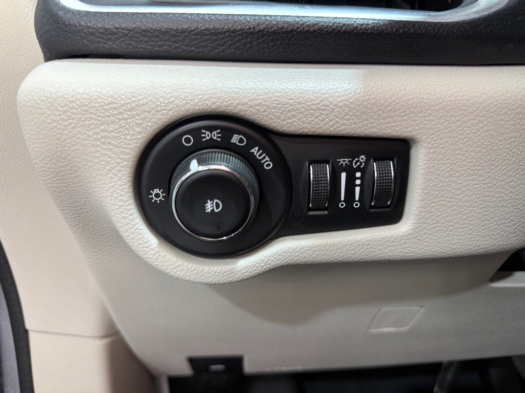 2017 Chrysler Pacifica Image 35