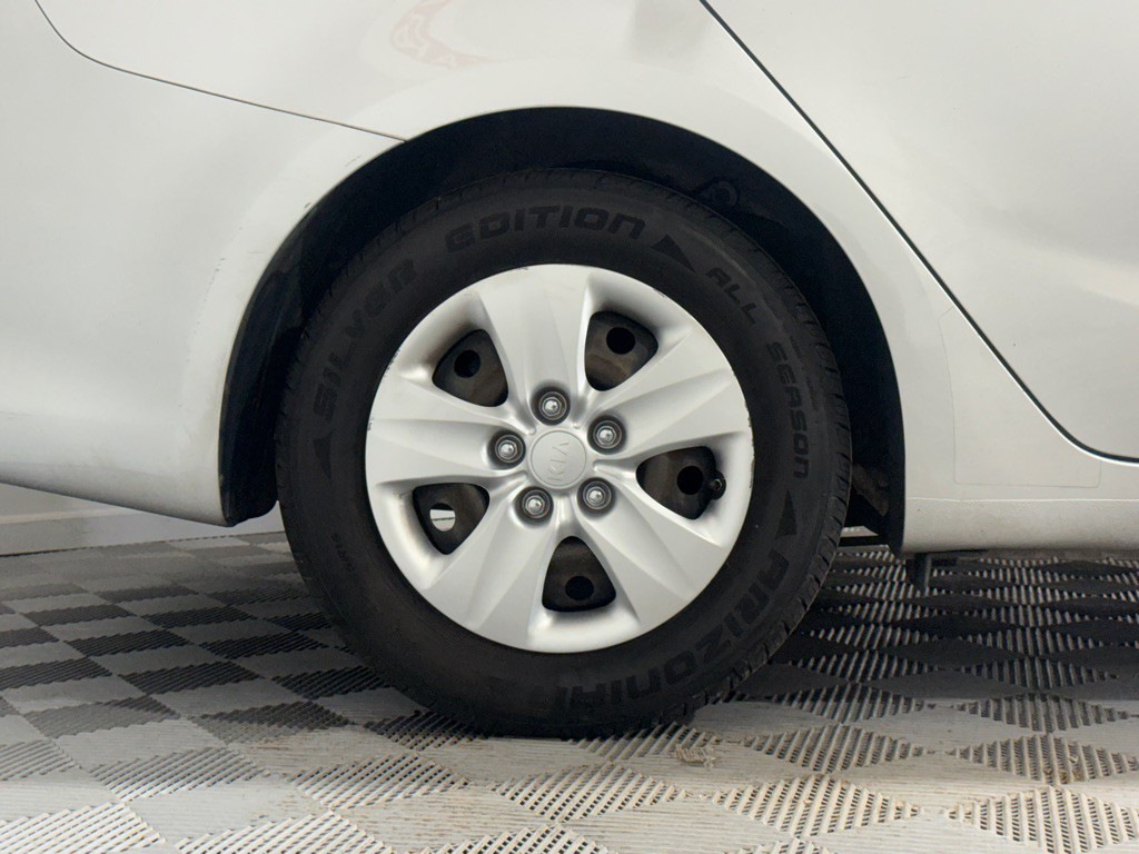 2017 Kia Forte Image 33