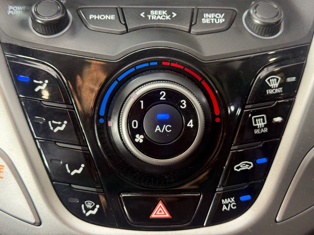 2012 Hyundai Veloster Image 17