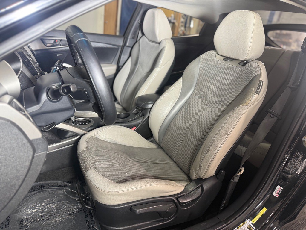 2012 Hyundai Veloster Image 24