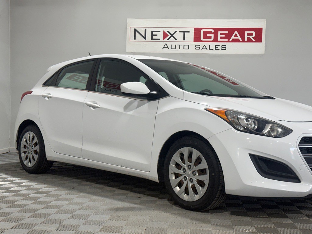 2017 Hyundai Elantra Image 2