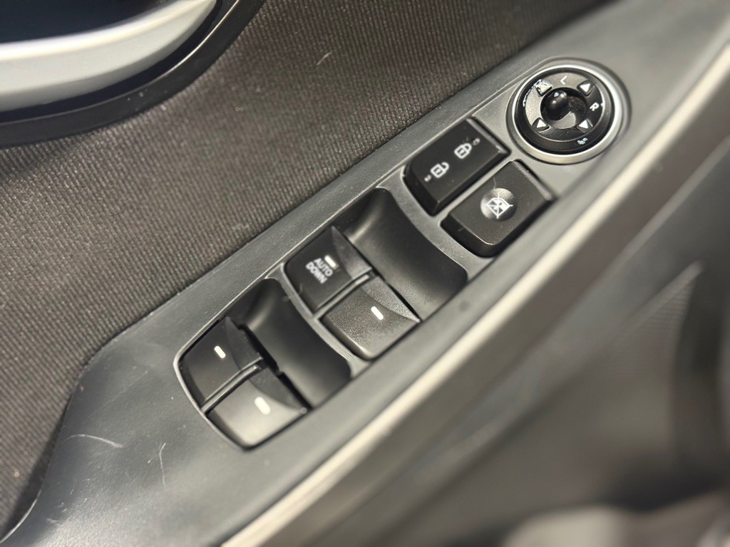 2017 Hyundai Elantra Image 28