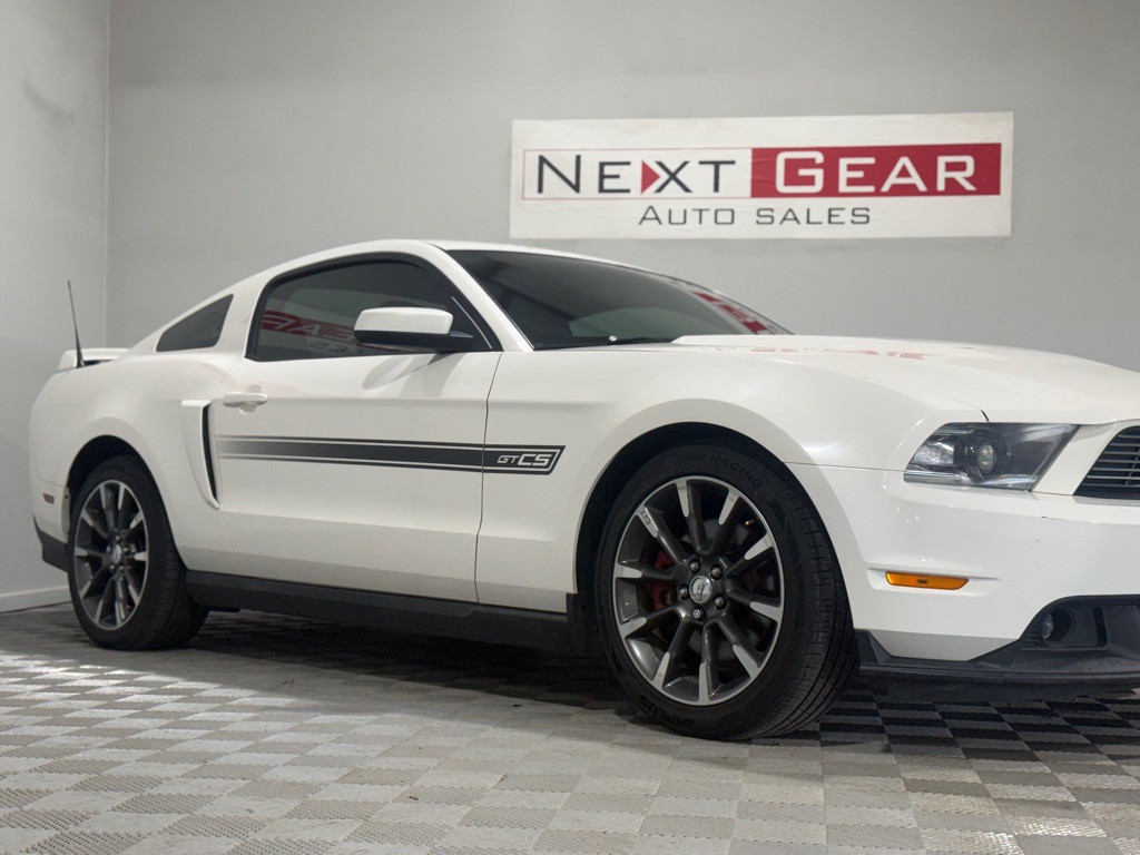 2011 Ford Mustang Image 2