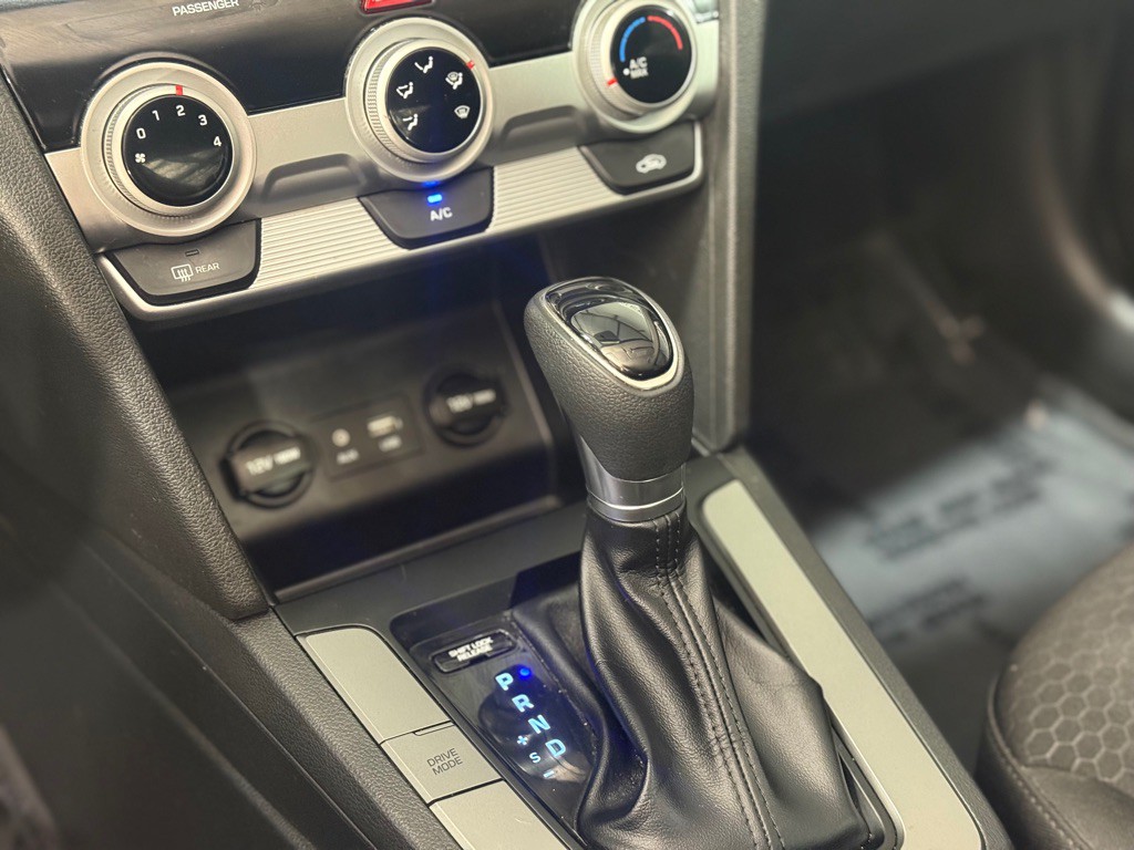 2019 Hyundai Elantra Image 17