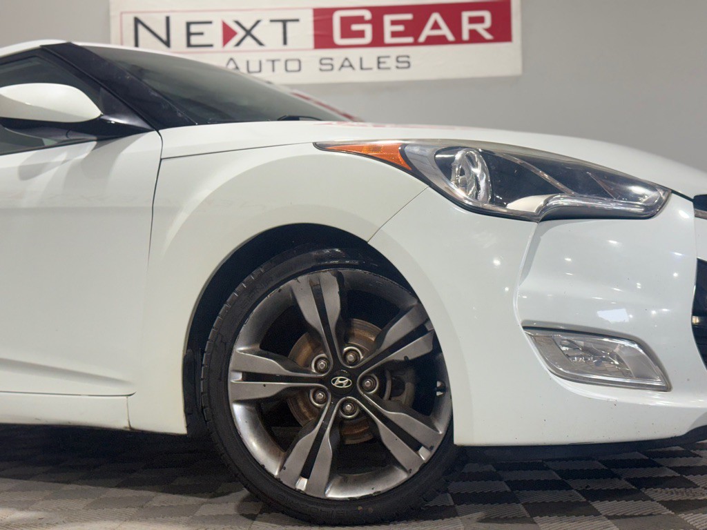 2015 Hyundai Veloster Image 2