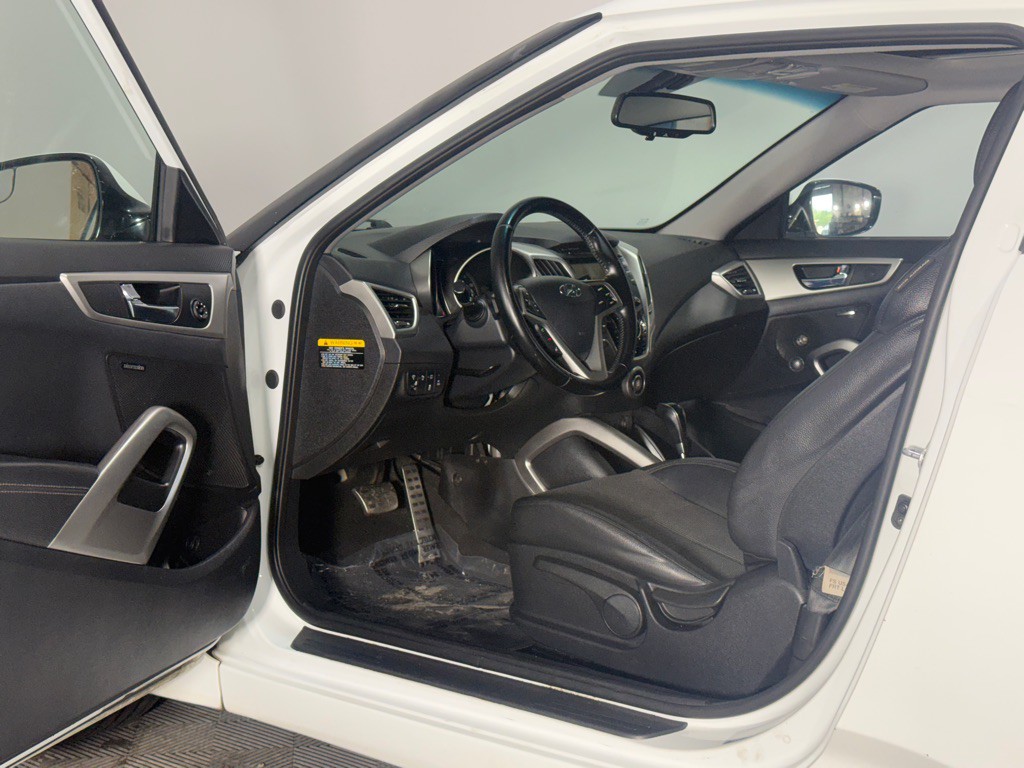 2015 Hyundai Veloster Image 11