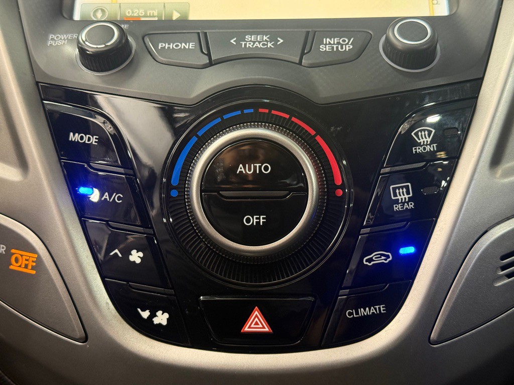 2015 Hyundai Veloster Image 18