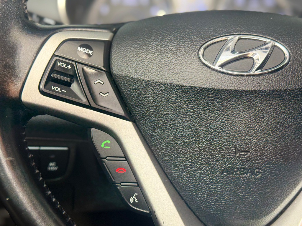 2015 Hyundai Veloster Image 28