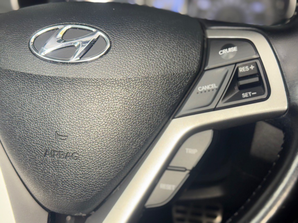 2015 Hyundai Veloster Image 29