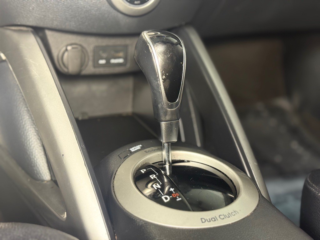2015 Hyundai Veloster Image 30