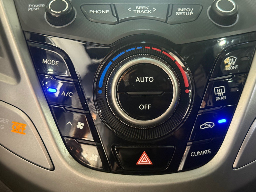 2015 Hyundai Veloster Image 35