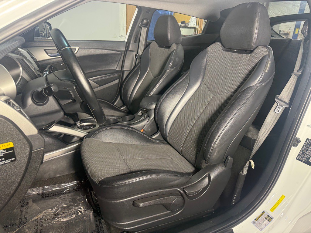 2015 Hyundai Veloster Image 26