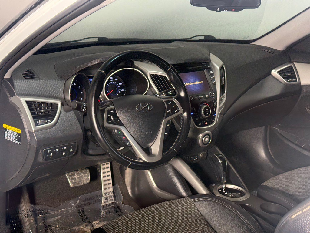 2015 Hyundai Veloster Image 28