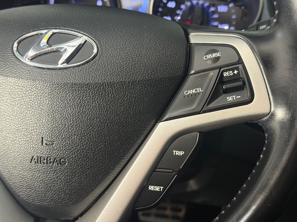 2015 Hyundai Veloster Image 30