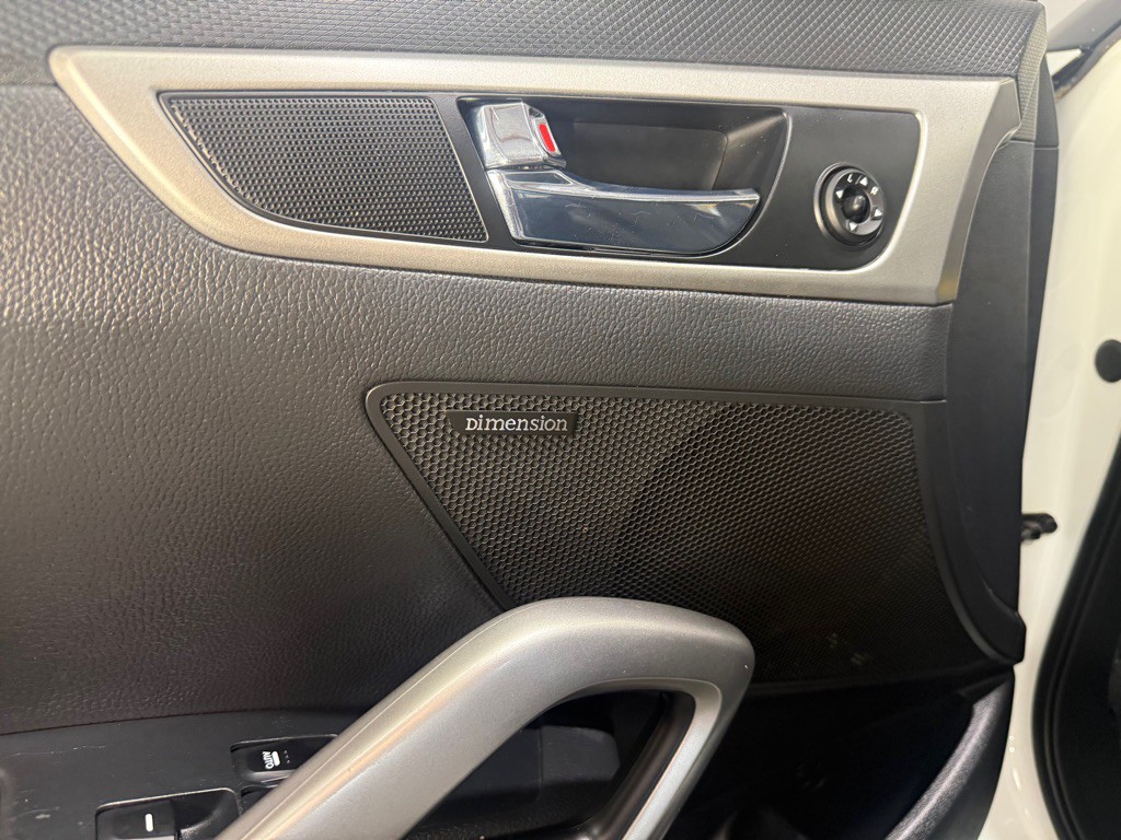 2015 Hyundai Veloster Image 32