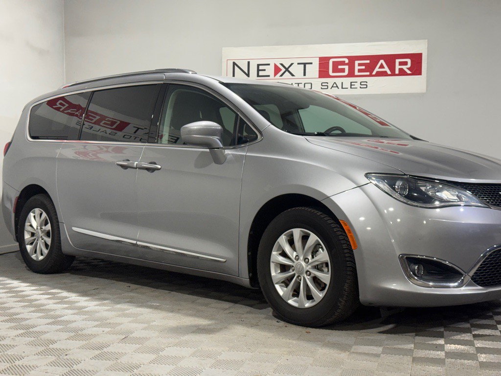 2018 Chrysler Pacifica Image 2
